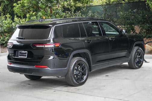 Diamond Black Crystal Pearlcoat 2026 Jeep Grand Cherokee L Altitude