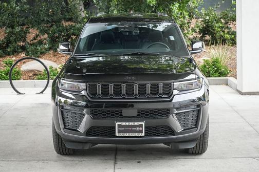 Diamond Black Crystal Pearlcoat 2026 Jeep Grand Cherokee L Altitude