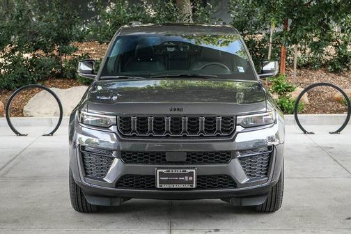 Baltic Gray Metallic Clearcoat 2026 Jeep Grand Cherokee Altitude