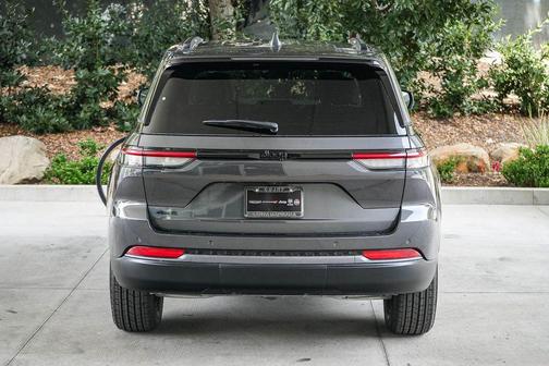 Baltic Gray Metallic Clearcoat 2026 Jeep Grand Cherokee Altitude