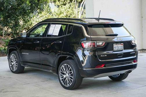 Diamond Black Crystal Pearlcoat 2022 Jeep Compass Limited