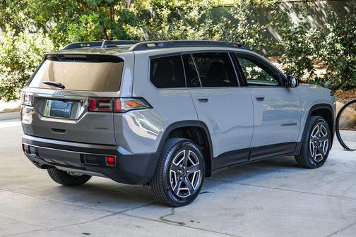 Sting-Gray Clearcoat 2026 Jeep Cherokee Laredo 4x4