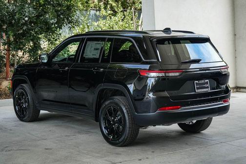 Diamond Black Crystal Pearlcoat 2026 Jeep Grand Cherokee Altitude
