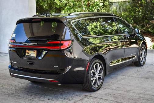 2025 Chrysler Pacifica L