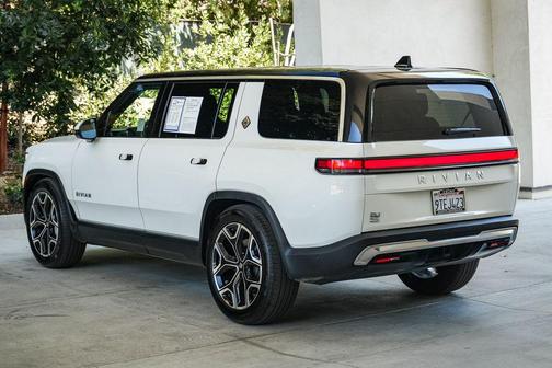 Glacier White 2025 Rivian R1S Adventure Dual Motor Large Pack