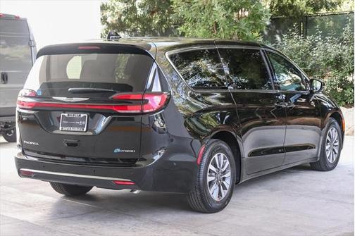 2025 Chrysler Pacifica Hybrid Select