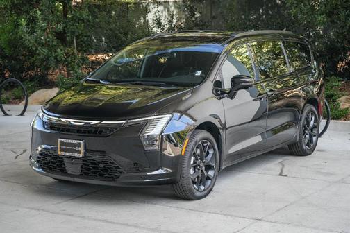Diamond Black Crystal Pearlcoat 2027 Chrysler Pacifica Limited