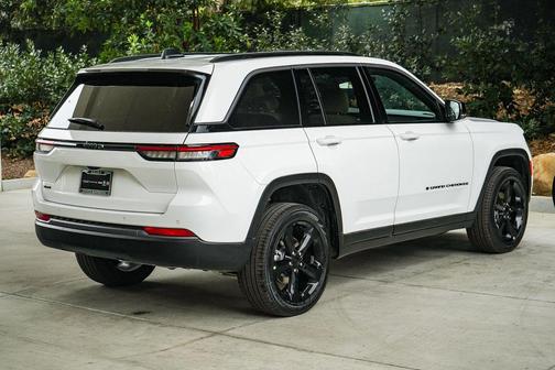 Bright White Clearcoat 2026 Jeep Grand Cherokee Limited