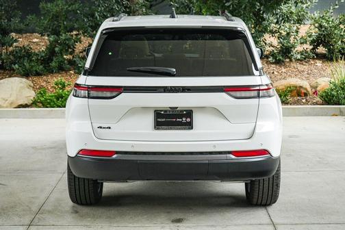 Bright White Clearcoat 2026 Jeep Grand Cherokee Limited