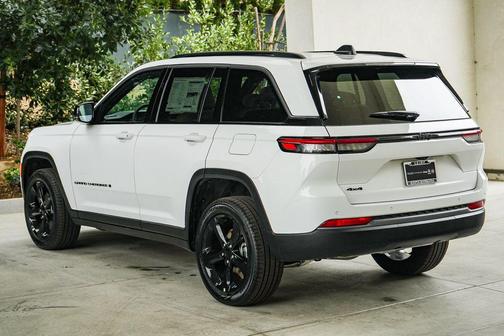 Bright White Clearcoat 2026 Jeep Grand Cherokee Limited