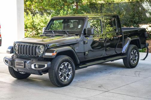 Black Clearcoat 2026 Jeep Gladiator Sahara 4x4