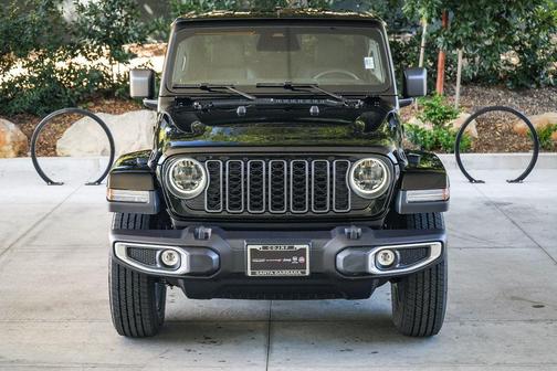 Black Clearcoat 2026 Jeep Gladiator Sahara 4x4