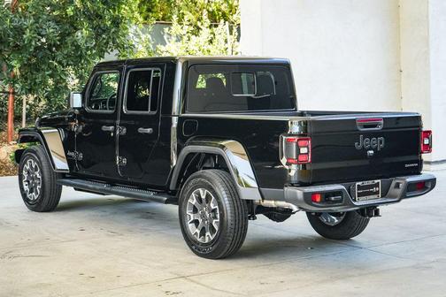 Black Clearcoat 2026 Jeep Gladiator Sahara 4x4