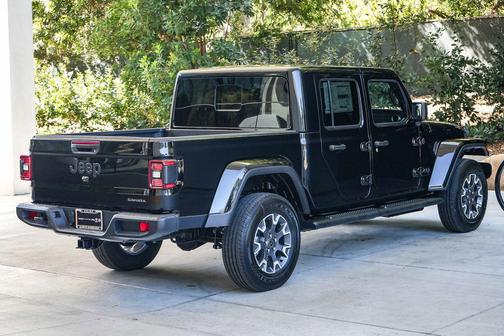Black Clearcoat 2026 Jeep Gladiator Sahara 4x4