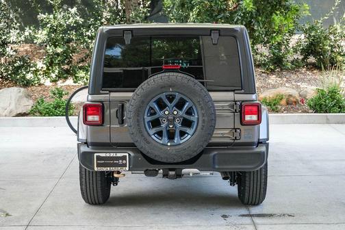Granite Crystal Metallic Clearcoat 2026 Jeep Wrangler Sport