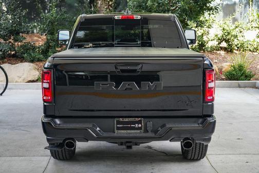 Diamond Black Crystal Pearlcoat 2026 RAM 1500 Express