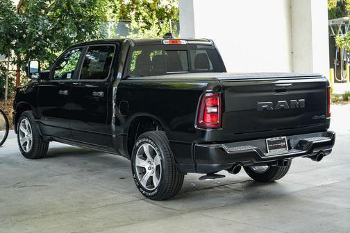 Diamond Black Crystal Pearlcoat 2026 RAM 1500 Express