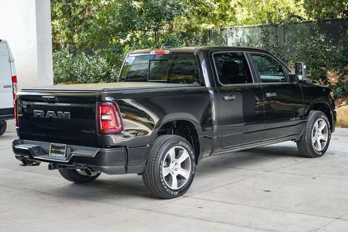 Diamond Black Crystal Pearlcoat 2026 RAM 1500 Express