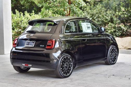 2025 FIAT 500e Giorgio Armani FWD