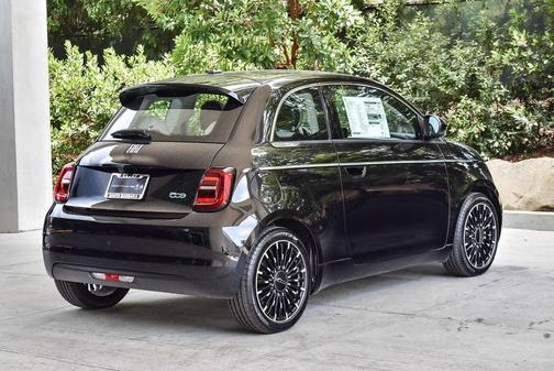 2025 FIAT 500e Giorgio Armani FWD