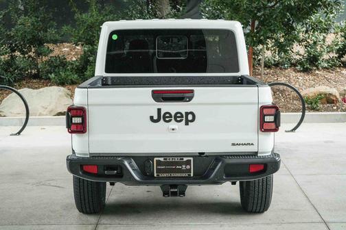 Bright White Clearcoat 2026 Jeep Gladiator Sahara 4x4