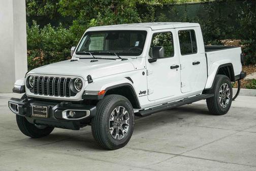 Bright White Clearcoat 2026 Jeep Gladiator Sahara 4x4