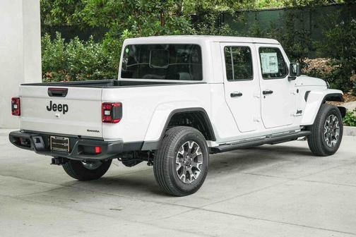 Bright White Clearcoat 2026 Jeep Gladiator Sahara 4x4