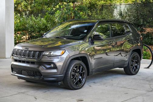 Granite Crystal Metallic Clearcoat 2023 Jeep Compass Latitude