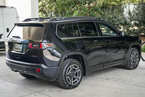 Diamond Black Crystal Pearlcoat 2026 Jeep Cherokee Laredo 4x4