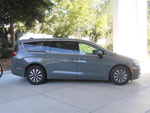 2023 Chrysler Pacifica Hybrid Touring L