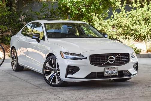 2022 Volvo S60 T5 Momentum