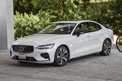 2022 Volvo S60 T5 Momentum