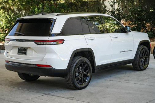 Bright White Clearcoat 2026 Jeep Grand Cherokee Altitude