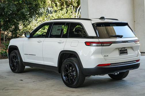 Bright White Clearcoat 2026 Jeep Grand Cherokee Altitude