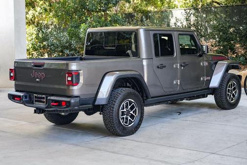 Granite Crystal Metallic Clearcoat 2026 Jeep Gladiator Rubicon