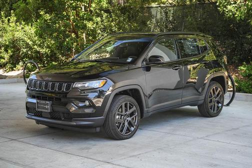 Diamond Black Crystal Pearlcoat 2026 Jeep Compass Limited