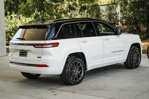 Bright White Clearcoat 2026 Jeep Grand Cherokee Summit