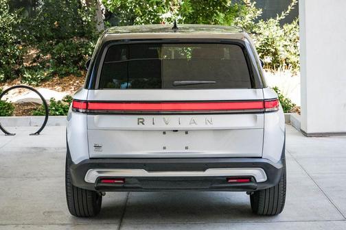 LA Silver 2025 Rivian R1S Adventure Dual Motor Large Pack