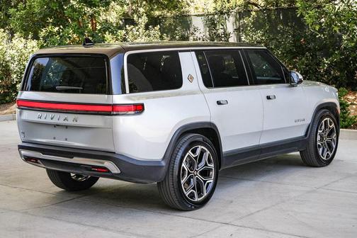 LA Silver 2025 Rivian R1S Adventure Dual Motor Large Pack