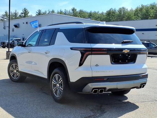Iridescent Pearl Tricoat 2025 Chevrolet Traverse LT