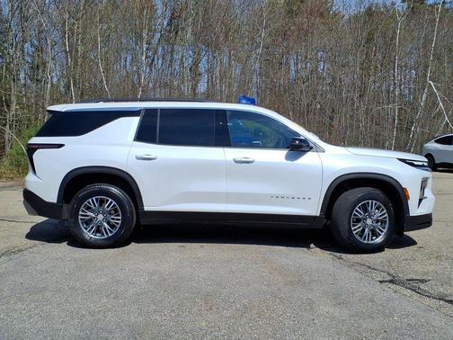 Iridescent Pearl Tricoat 2025 Chevrolet Traverse LT