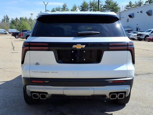 Iridescent Pearl Tricoat 2025 Chevrolet Traverse LT