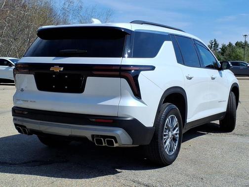 Iridescent Pearl Tricoat 2025 Chevrolet Traverse LT