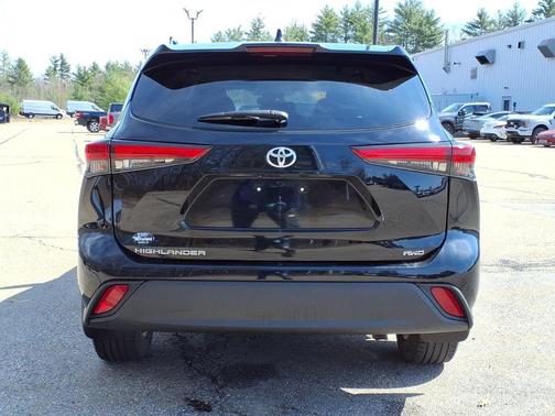 Midnight Black Metallic 2022 Toyota Highlander L