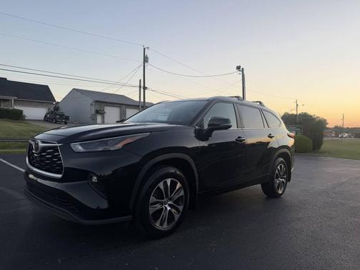 Black 2023 Toyota Highlander XLE