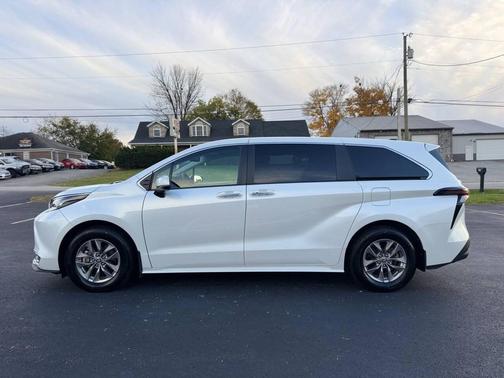 2023 Toyota Sienna XLE