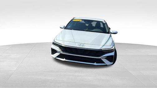 2024 Hyundai ELANTRA SE