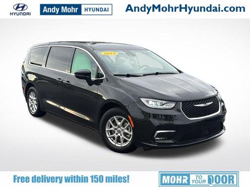 Brilliant Black Crystal Pearlcoat 2023 Chrysler Pacifica Touring L
