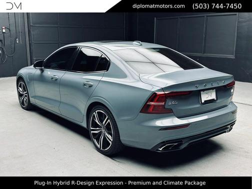 Thunder Grey Metallic 2022 Volvo S60 Recharge Plug-In Hybrid T8 R-Design Expression