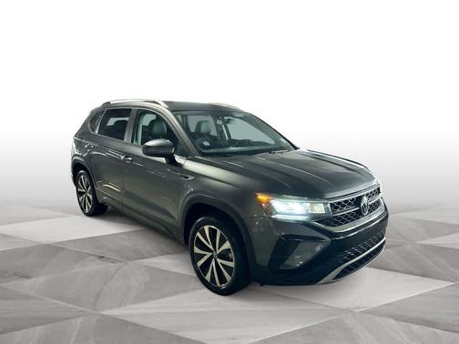 Platinum Gray Metallic 2022 Volkswagen Taos 1.5T SE